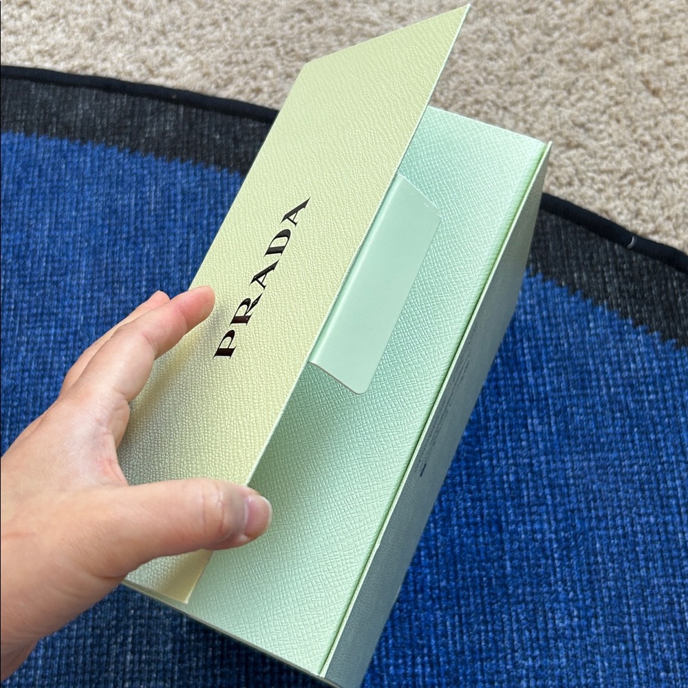 Prada Beauty Triangle compact mirror - Picture 16 of 17